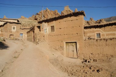 Çöldeki terk edilmiş eski ev.