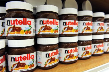 Milan, İtalya - 11 Ekim 2018: Bir süpermarkette İtalyan Nutella Ferrero kremi