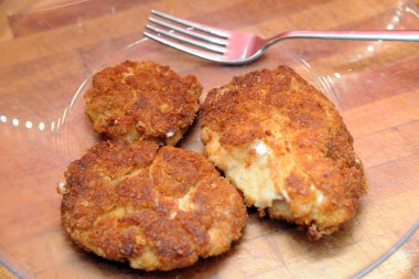 Masada sarımsak soslu kızarmış tavuk.