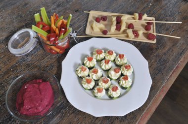 Japon yemeği mi? Suşi, ekmek ve yemek çubukları.