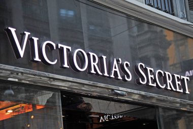 Milan, İtalya - 23 Ekim 2018: Viktorya dönemi Gizli logosu ve Milano 'da mağaza lüksü