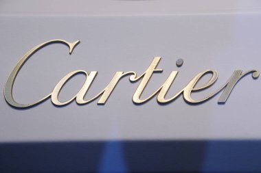 Milan, İtalya 31 Ekim 2018 - Cartier logosu ve dükkânı