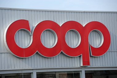 Milan, İtalya - 19 Ekim 2018: Coop süpermarketi, market logosu