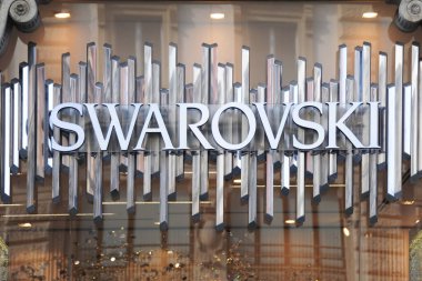 Milan, İtalya 20 Ekim 2018 - Swarovski logosu ve dükkânı
