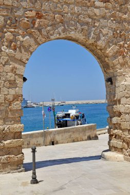 Gündüz İtalya, Puglia, Monopoli 'deki teknelerin manzarası
