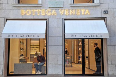 İtalya - Milan - 25. 2018 - Montenapoleone yolundaki Bottega Veneta - alışveriş ve moda bölgesi şehir merkezinde - logo