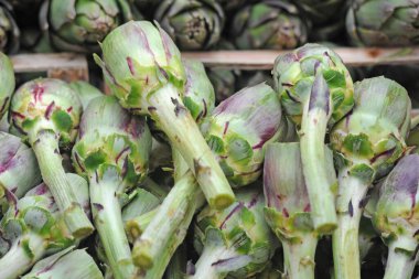 Pazarda taze enginarların yakın plan çekimi.