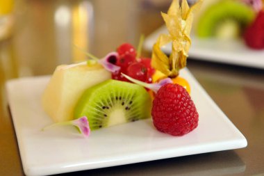 Çilekli taze meyve salatası ve kivi.