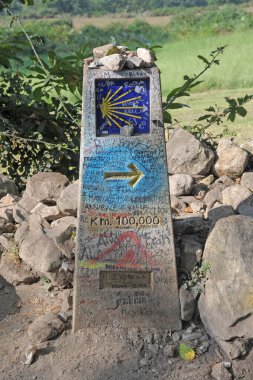 Compostela Katedrali, Galiçya, İspanya 'ya giden hacılar için işaret fişeği işaretleri - Kammino (Santiago Yürüyüşü) yolcuları hac yolculuğu boyunca yürüyorlar