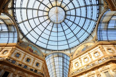 Milan, İtalya - 08 Ekim 2018: Galleria Vittorio Emanuele Galerisi II, Milano