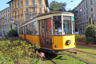 Milano caddesinde klasik sarı tramvay