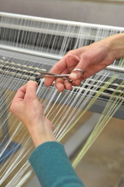 Fabrikada örgü makineleri olan tekstil endüstrisi, Como tekstil üretim bölgesinde fabrika, İtalya