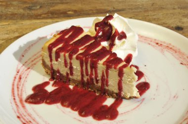 Bir dilim kirazlı kek.