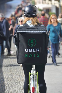 Milan - Uber 'in restoranlarda yemek sipariş etmek için yemek yemesi giderek yaygınlaşıyor, ev teslimatları.