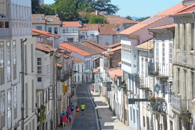 Şehirdeki eski sokakların manzarası 