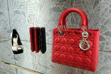İtalya - Milan 22 Kasım 2017 - Dior butiği - Montenapoleone yolundaki lüks mağaza - bavullar ve aksesuarlar