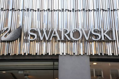 Milan, İtalya 31 Ekim 2018 - Swarovsky logosu ve dükkânı