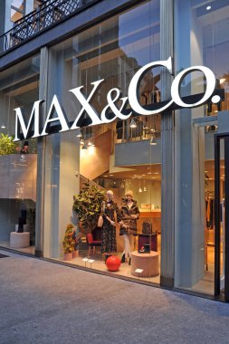 Milan, İtalya - 23 Ekim 2018: Max Mara mağazası ve logosu, Max and co in Milano
