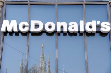 Milan, İtalya 12 Ekim 2018 - McDonald 's logosu ve restoranı, fast food, Milano şehir merkezinde