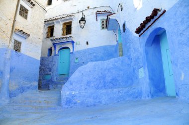 Fas 'ta bir sokak, eski bir kasaba ve Fas' taki eski bir köyün ön cephelerinin manzarası.