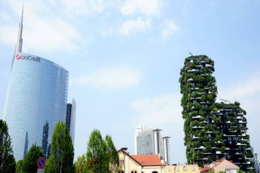 Yeşil çiçekli balkonları olan büyük bir gökdelen.