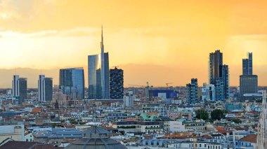 İtalya - Milan - 22 Kasım 2017 - Duomo Katedrali, Vittorio Emanuele Galerisi ve gün batımında ufuk çizgisi - hava manzarası