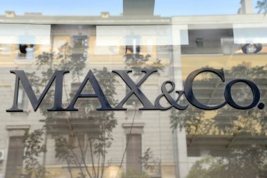 Milan, İtalya - 23 Ekim 2018: Max Mara mağazası ve logosu, Max and co in Milano