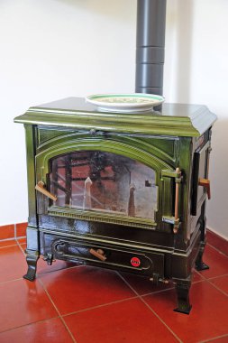 Kırmızı saplı eski kirli mutfak masası.