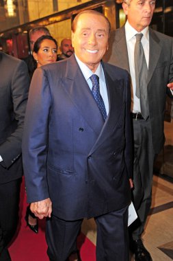 Milan - Fininvest ve Manzoni Tiyatrosu - 40 yıllık tarihimiz - Silvio Berlusconi