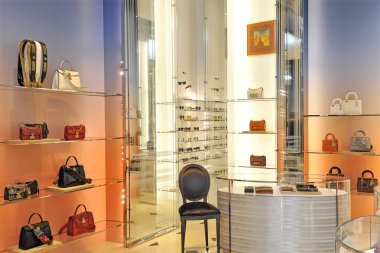 İtalya - Milan 22 Kasım 2017 - Dior butiği - Montenapoleone yolundaki lüks mağaza - bavullar ve aksesuarlar