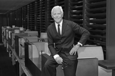 İtalya - Milan - 21 Kasım 2016 Giorgio Armani moda haftasında poz verdi