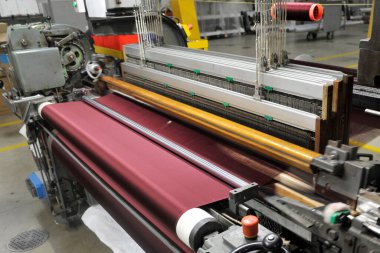 Fabrikada örgü makineleri olan tekstil endüstrisi, Como tekstil üretim bölgesinde fabrika, İtalya