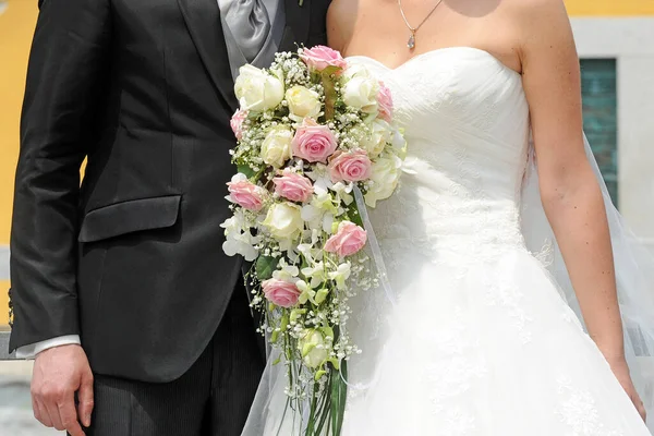 Свадебный Букет Руках Жениха Невесты — стоковое фото