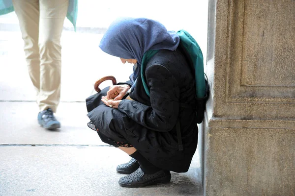 Pauvreté Aumône Une Femme Âgée Assise Sur Sol Demande Charité — Photo