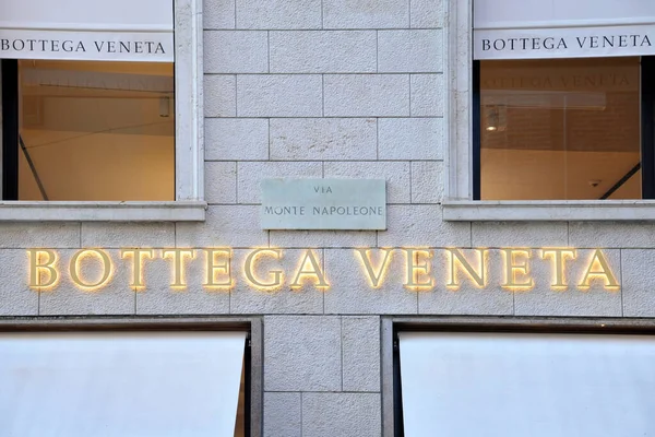 Италия Милан 2018 Bottega Veneta Montenapoleone Road Shopping Fashion District — стоковое фото