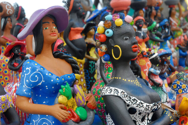 женские статуи в традиционном костюме индийского фестиваля