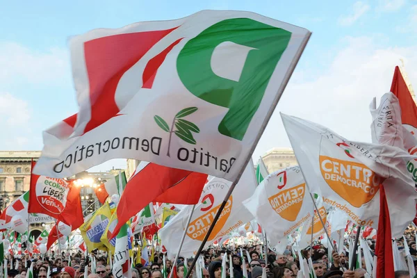 Milano Comizio Del Piazza Duomo Bandiere Del Partito Democratico — Stockfoto