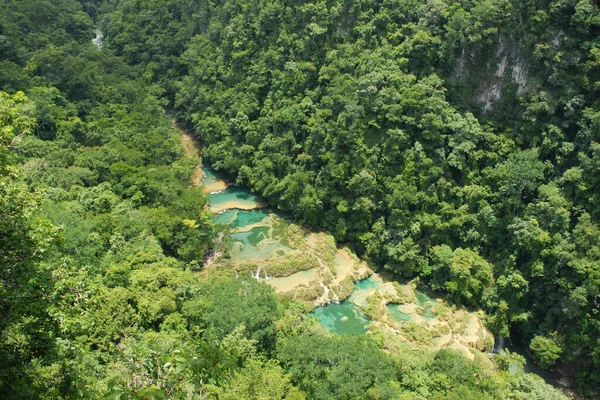 山の中の川の空中風景 — ストック写真