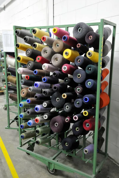 Fabrikada Örgü Makineleri Olan Tekstil Endüstrisi Como Tekstil Üretim Bölgesinde — Stok fotoğraf