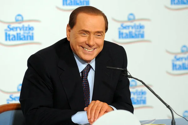 İtalya, Milan - 15 Ocak 2018: Silvio Berlusconi portresi, siyasi konsept