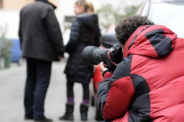 Milánó Olaszország November Paparazzi Férfi Szabadban Fényképez — Stock Fotó