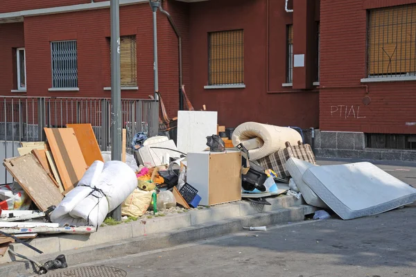İtalya, Milan 15 Aralık 2019 - kaldırımda çöp torbaları ve yürümeye çalışan insanlar - farklı atık toplama için şeffaf torbalar