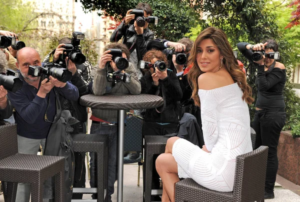 Milan, Belen Rodriguez 'i çeken bir grup fotoğrafçı..