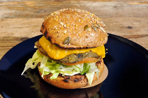 Burger Servi Sur Assiette Noire — Photo