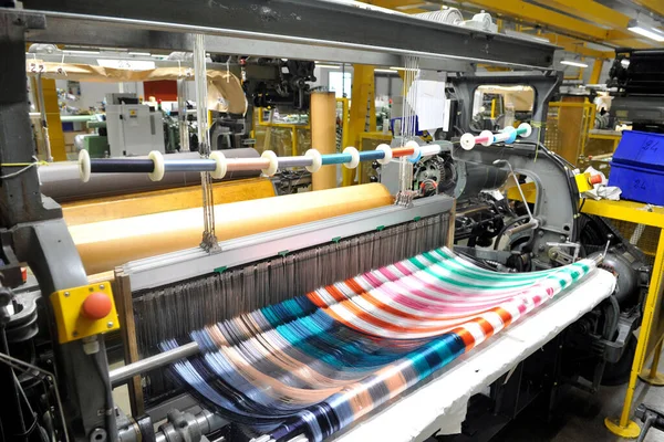 Fabrikada Örgü Makineleri Olan Tekstil Endüstrisi Talya Üretildi — Stok fotoğraf