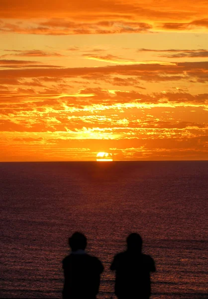 Silhouette Della Coppia Tramonto Sul Mare — Foto Stock