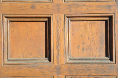 Eski ahşap kapılı, dokusu olan.