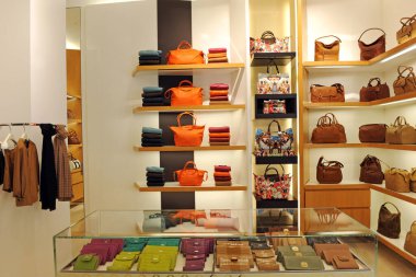 İtalya, Milan - 22 Aralık 2017: Montenapoleone yolundaki Longchamp butiği. Çantalar, ayakkabılar ve aksesuarlar.