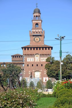 Milan, İtalya - 22 Temmuz 2018: Sforza Şatosu veya Castello Sforzesco, Kuzey İtalya 'da Sempione Parkı' ndaki şato - turizm merkezi