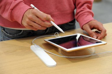 Milan, İtalya - 29 Ocak 2019: Dizüstü bilgisayarlı ve cep telefonlu Apple Store 